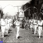 07-Lanestosa - Danzantes el dia de las Nieves, sobre 1960, autor Francisco Ortiz Aramburu